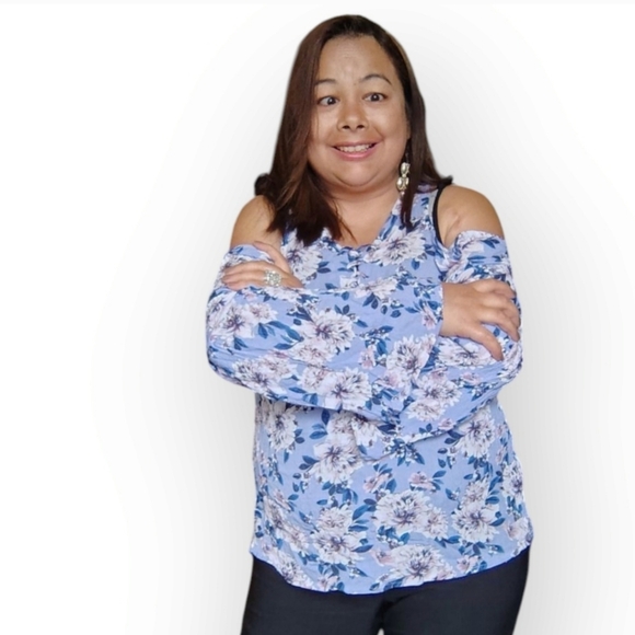 🎊3 FOR $10 CHARLOTTE RUSSE WOMENS MEDIUM BLUE AND WHITE FLORAL TOP - Picture 1 of 4